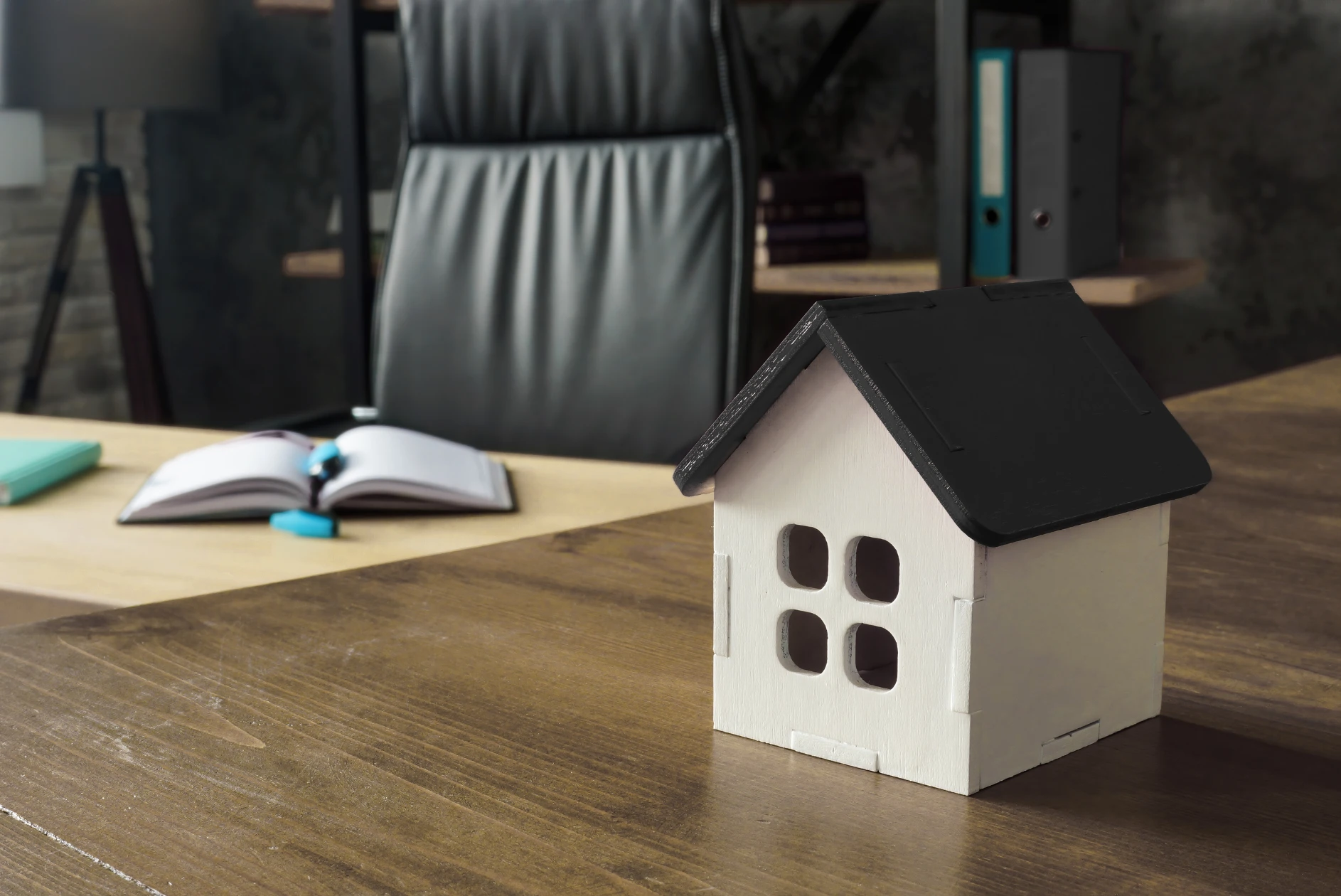 conflit succession webp photo d'un bureau et de papiers de succession pour parler d'héritage