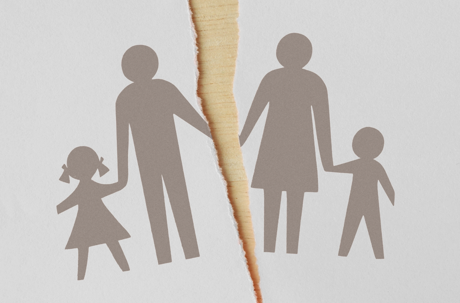 diorce webp photo illustrant un divorce : papier déchiré entre les 2 parents avec chacun un enfant