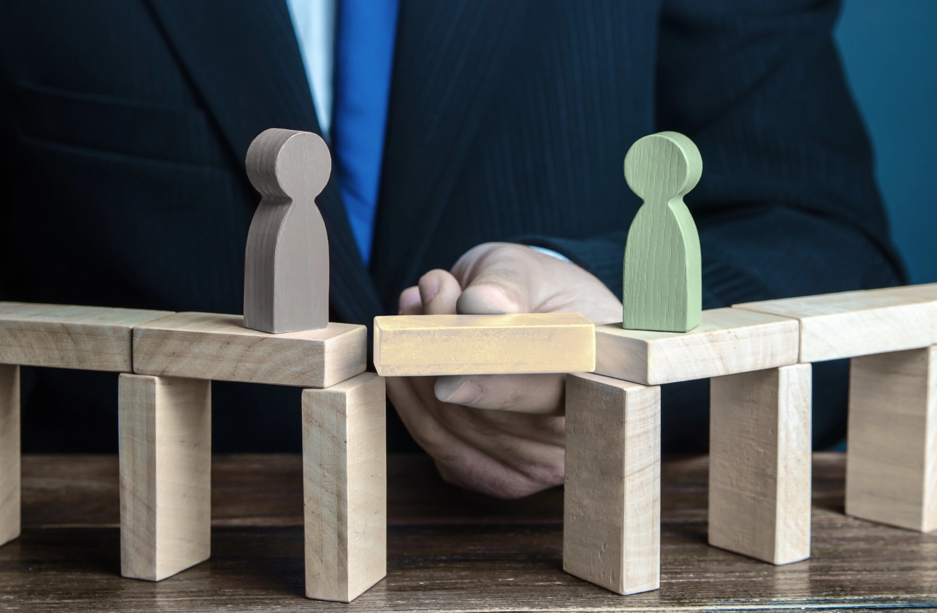 separes webp image symbolisant 2 parents séparés avec un pont pour renouer le dialogue